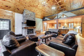 Luxe Smoky Mountains Cabin with Hot Tub and Views!